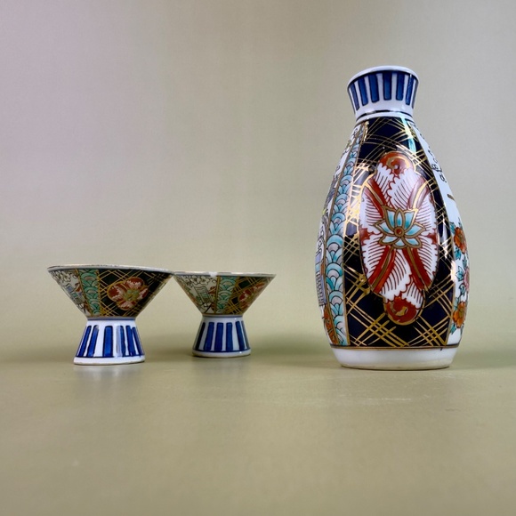 Vintage OMC Imari-Style Japanese Sake Set | Carafe & 2 Cups | Hand-Painted - Picture 3 of 11